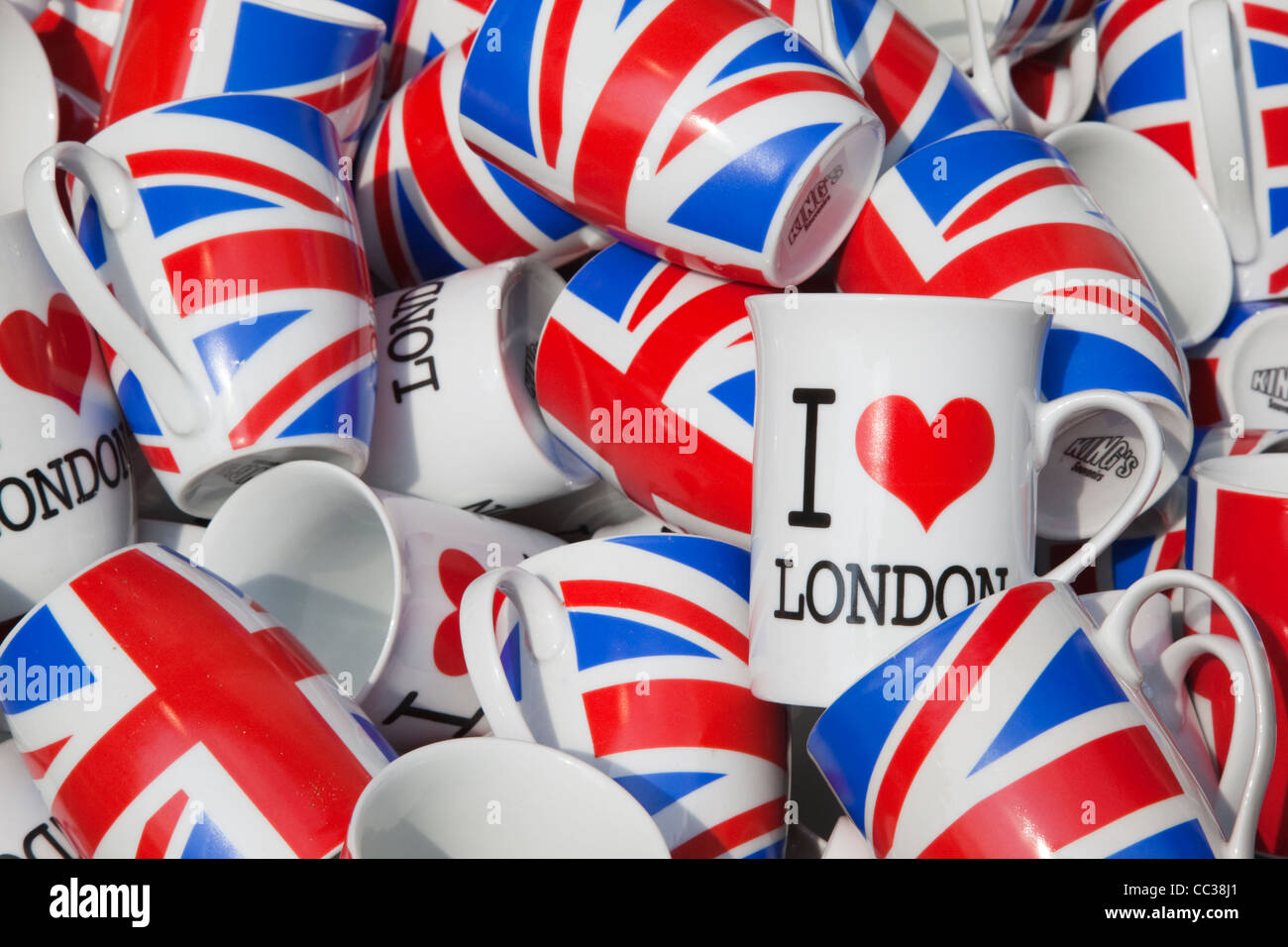 Tee oder Kaffee Tassen mit einem Union Jack oder Anschluß-Markierungsfahne oder 'I heart London' Entwurf Stockfoto