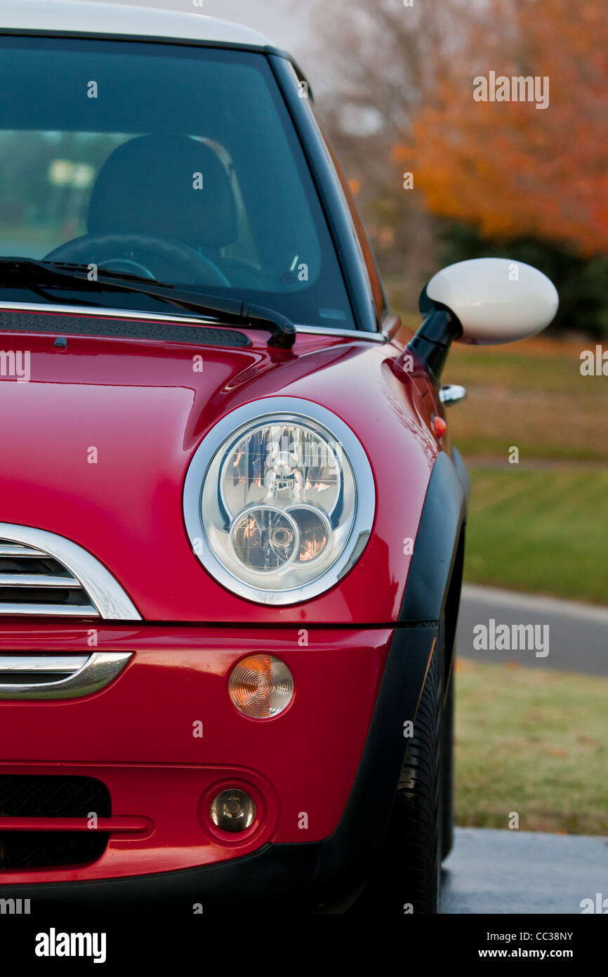 2005 Mini Cooper gegen Herbst Hintergrund © James Stewart 2010 Stockfoto