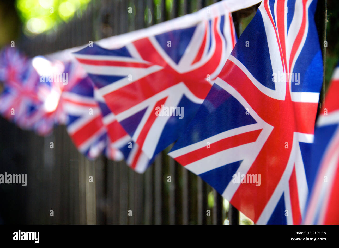 Union Jack Fahnen flattern im Wind in Wymondham während der königlichen Hochzeit April 2011 Stockfoto
