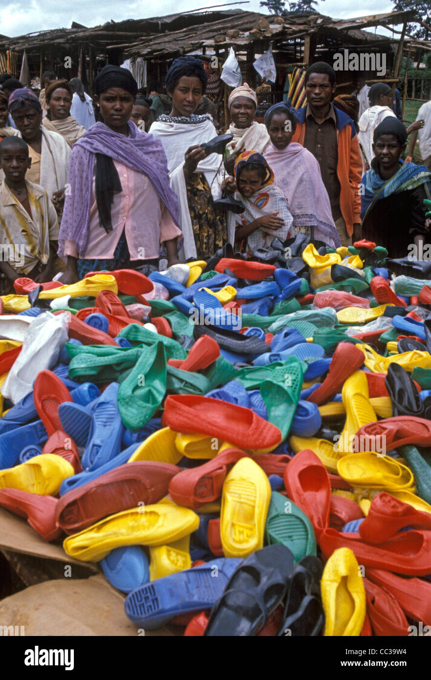 Schuhe zum Verkauf am Markt Sodo, Äthiopien Stockfoto