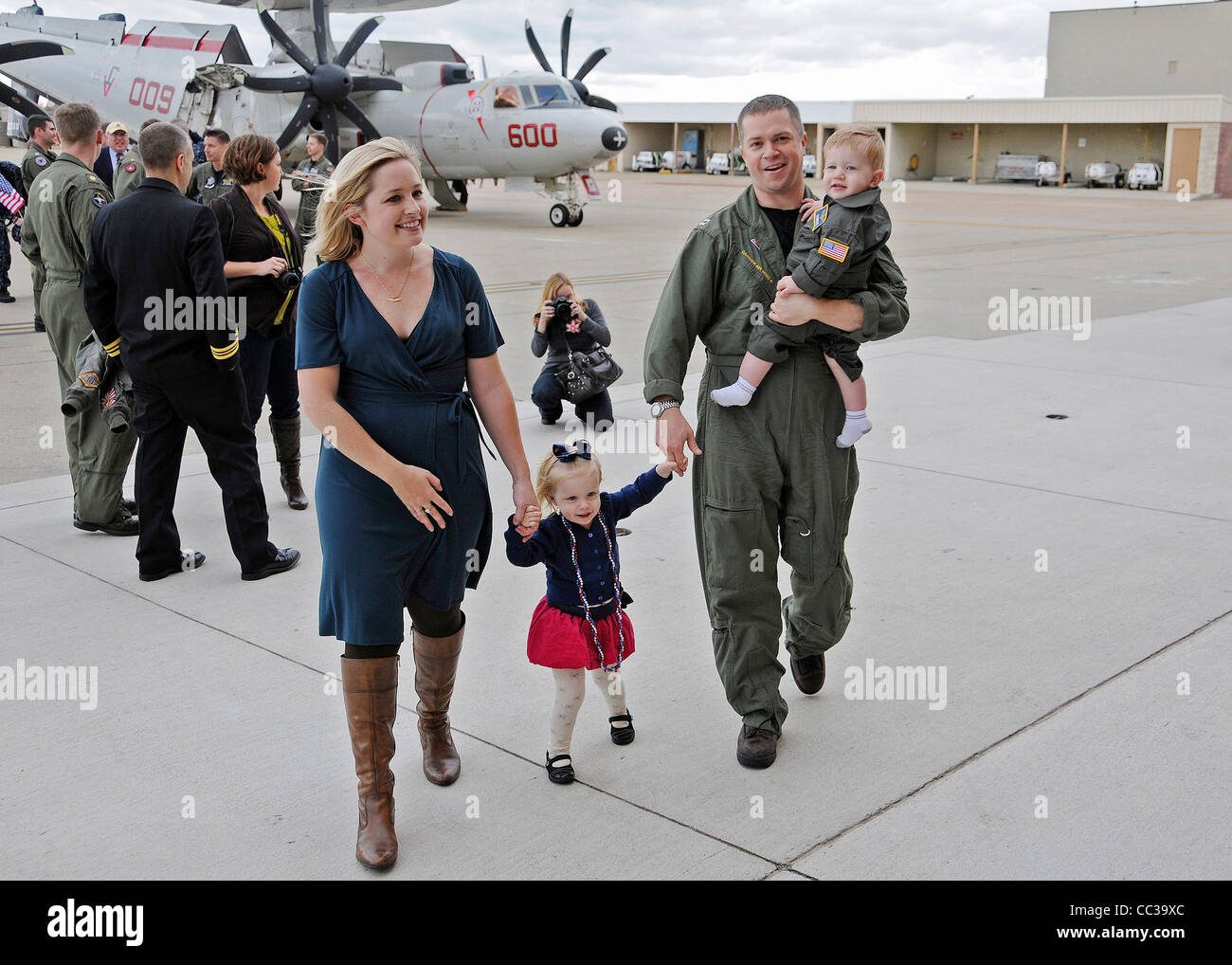 Wiedervereinigung mit Familie nach der Rückkehr von einer sieben Monate an Bord des Flugzeugträgers USS George H.W. Bush Stockfoto