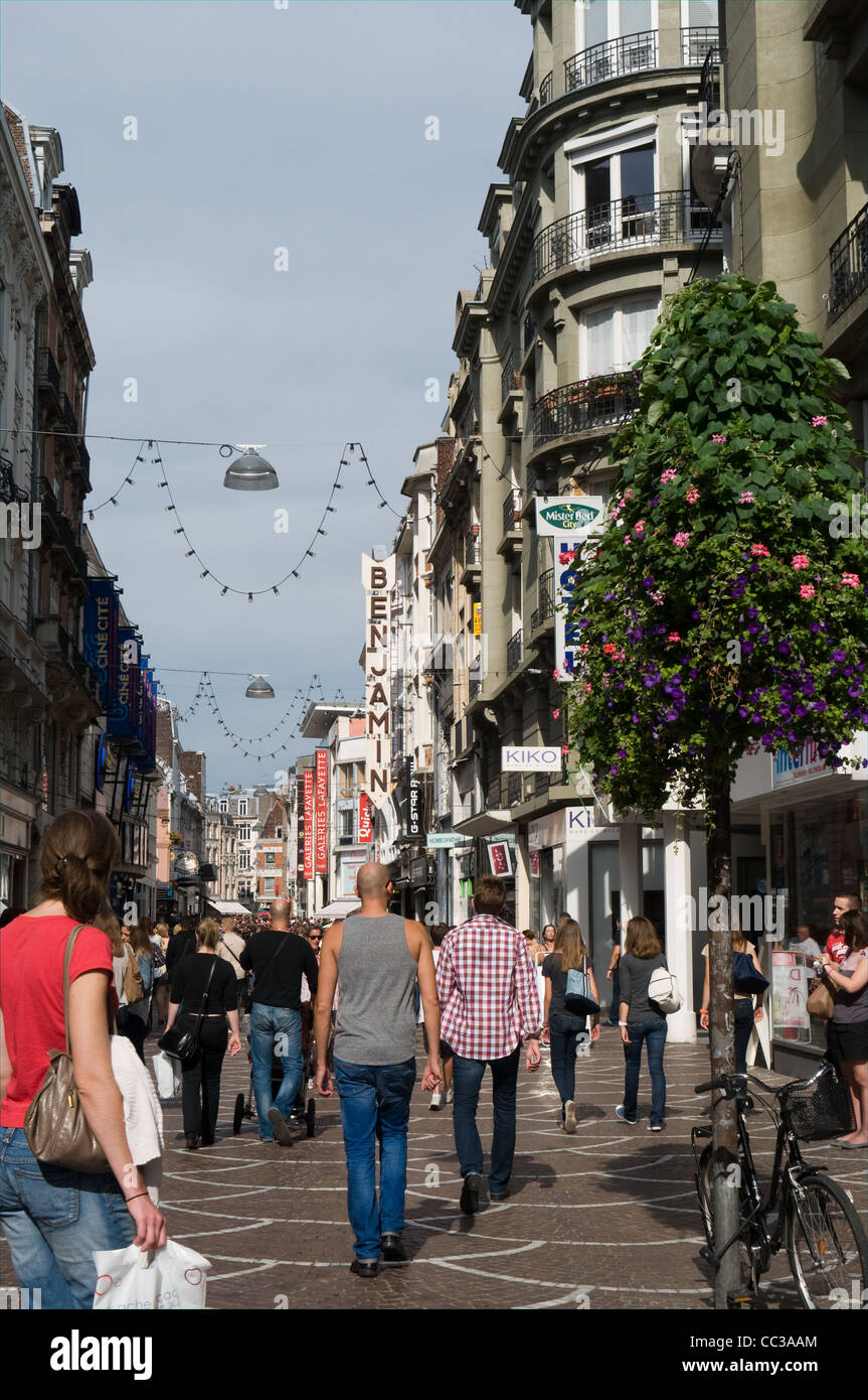 Ein Blick entlang der Rue Béthune, Lille, Frankreich mit Käufern aus an einem sonnigen Tag. Stockfoto