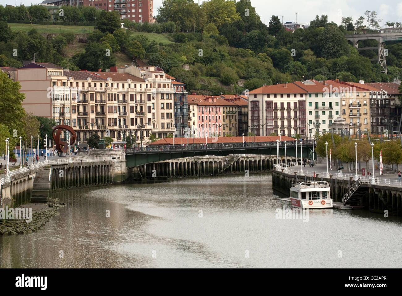 Blick auf Rathaus und Altstadt von zubizuri Bridge (Ponte) & Fluss Nervion, Bilbao, Spanien Stockfoto