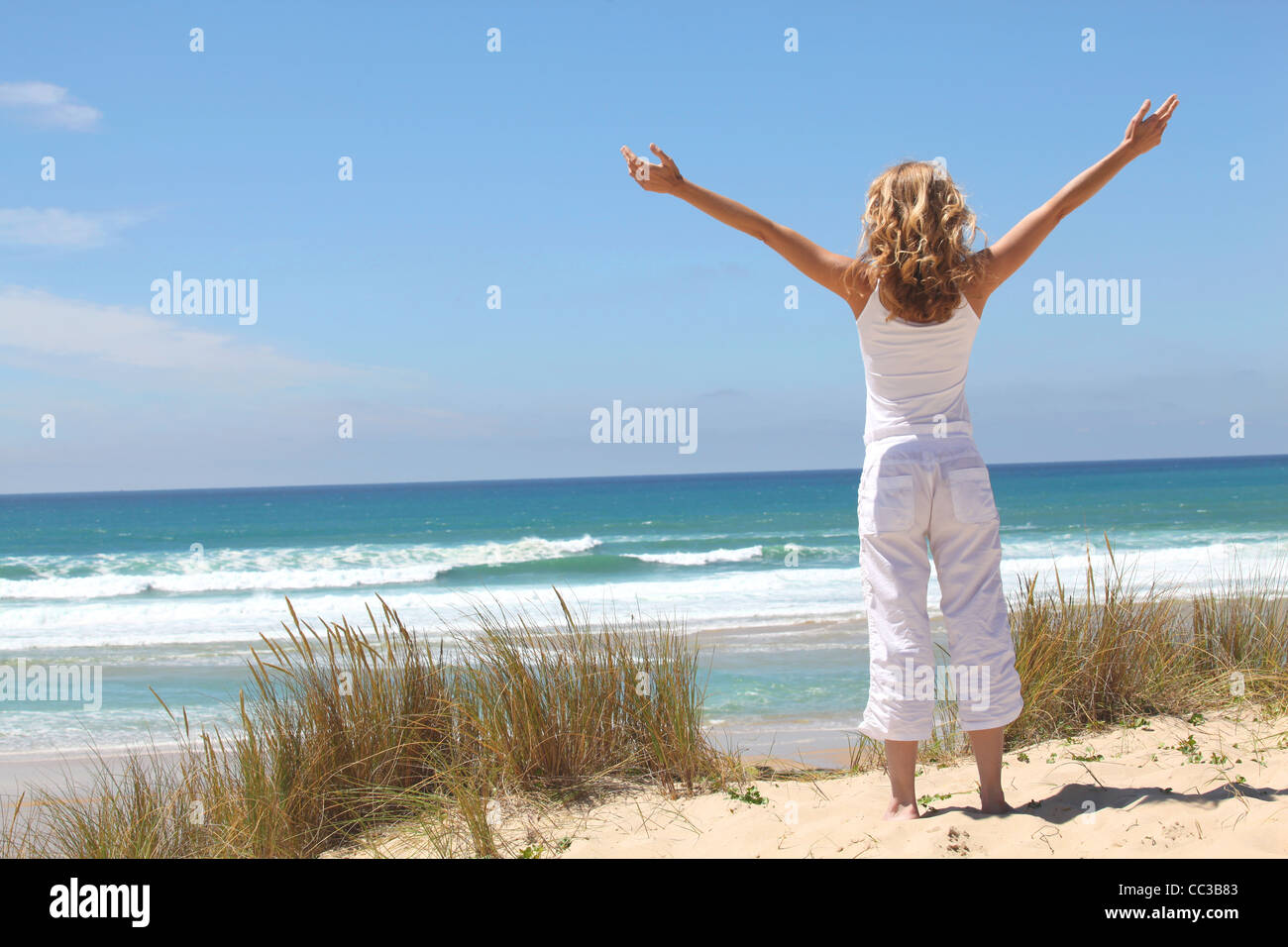 Frau am Strand zu atmen Stockfoto