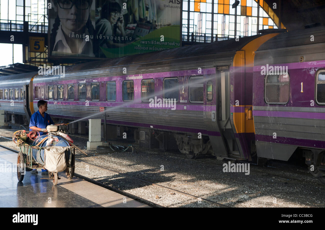 Spary waschen Züge am Bahnhof Hualamphong Bahnhof Bangkok Thailand Stockfoto