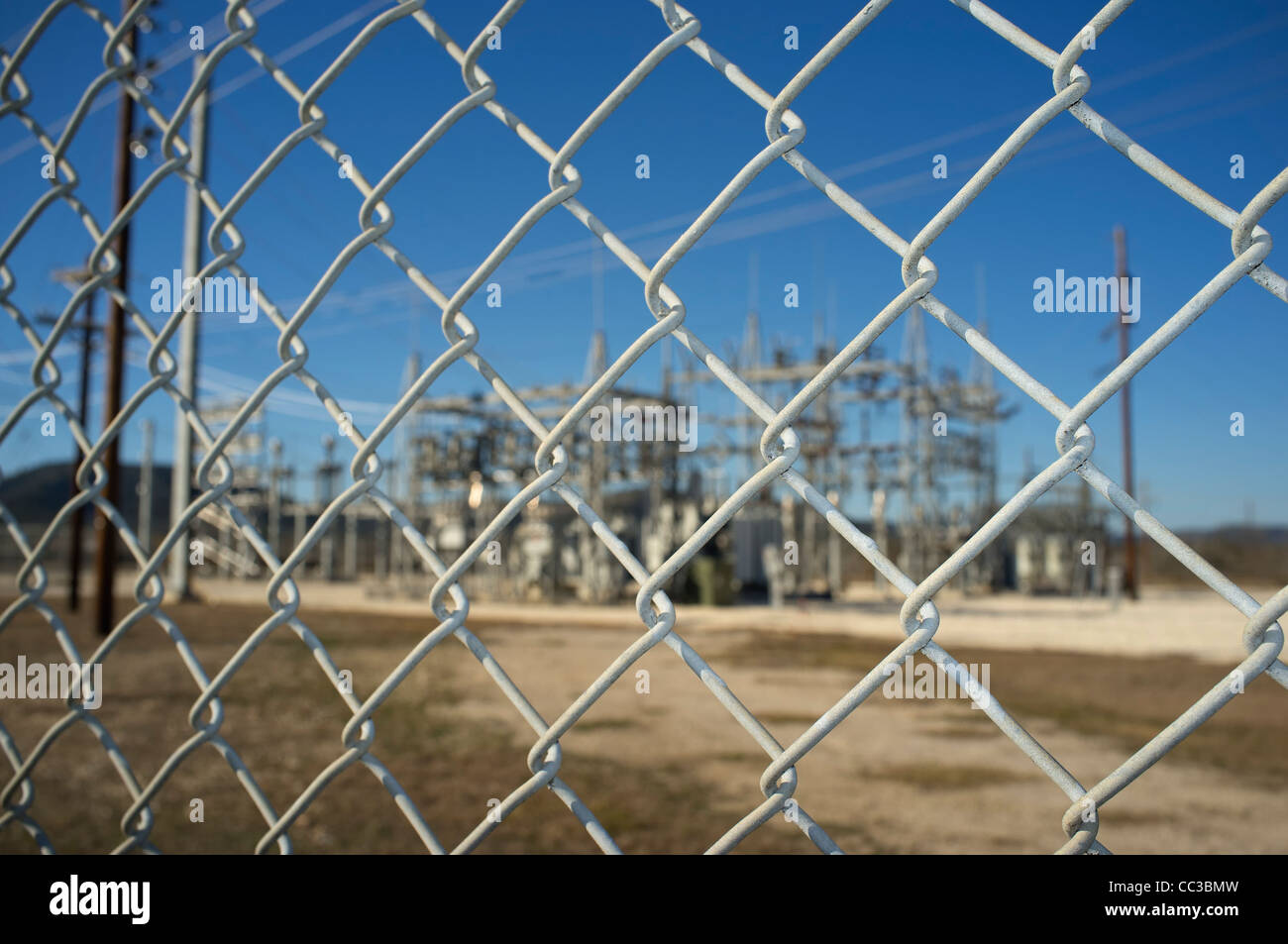 Maschendrahtzaun, die Beschränkung des Zugangs zu Transformation und Verteilung Kraftwerk in Texas, USA Stockfoto