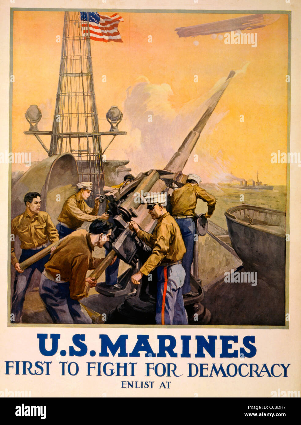 US-Marines - zuerst, für Demokratie US-Marines Rekrutierung Plakat zeigt Marines feuern Artillerie von einem Schiff zu kämpfen. 1917 Stockfoto