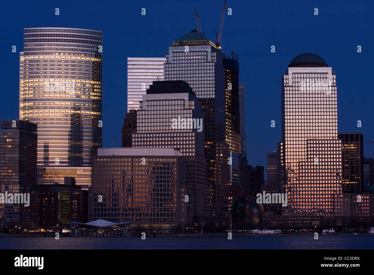 Bau-Krane auf One World Trade Center hinter WFC Gebäude 3 & 4, WFC 2 rechts. Goldman Sachs Hauptsitz auf linken Seite. Stockfoto
