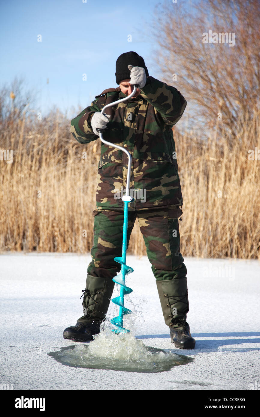 Eis-Fischer-Bohrer auf Winter See Stockfoto