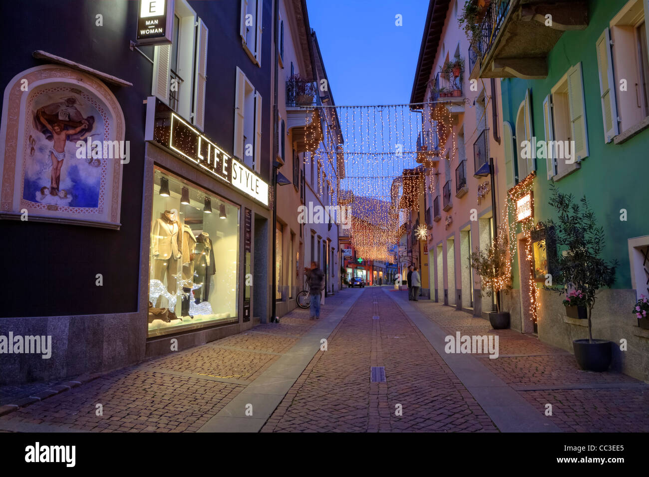 beleuchtet, shopping Street, Via Borgo von Ascona, Tessin, Schweiz zur  Weihnachtszeit Stockfotografie - Alamy
