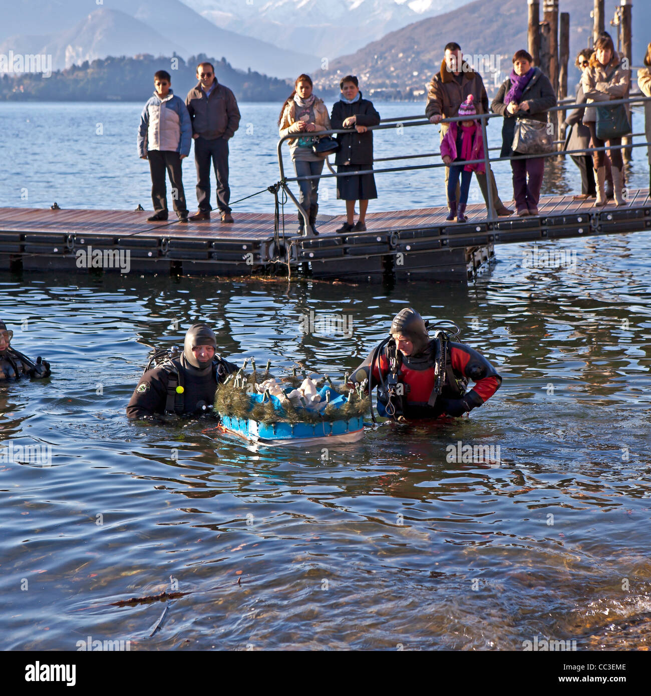platzieren die Puppe von Jesus für eine Krippe unter Wasser Stockfoto