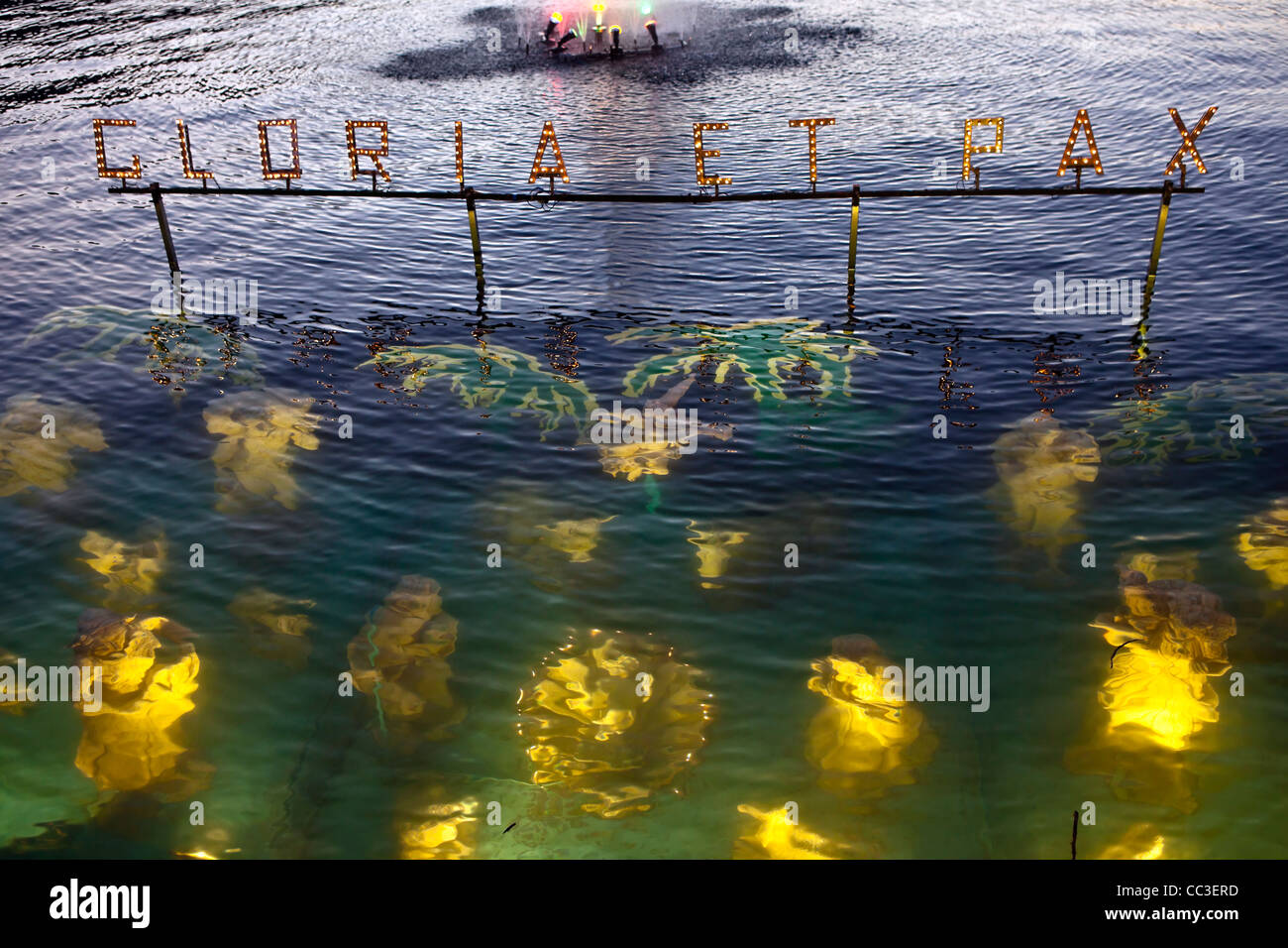 Laveno-Mombello ist es eine Tradition, eine Unterwasser-Krippe in Lago Maggiore bauen. Am 26. Dezember platziert dann das baby Stockfoto