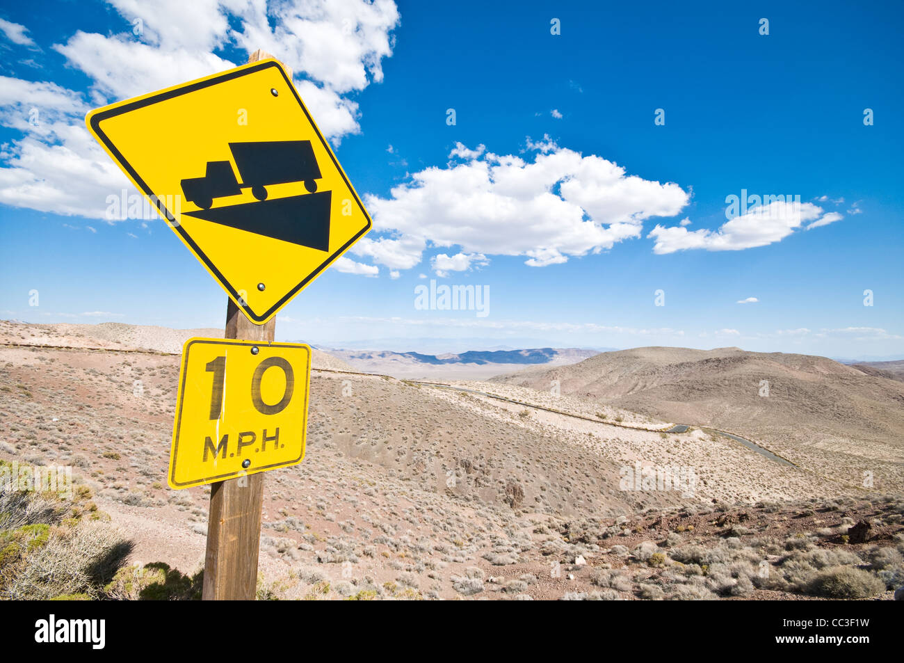 Gelben quadratischen Schild zeigt einen LKW und Warnung vor steilen Gradienten Stockfoto