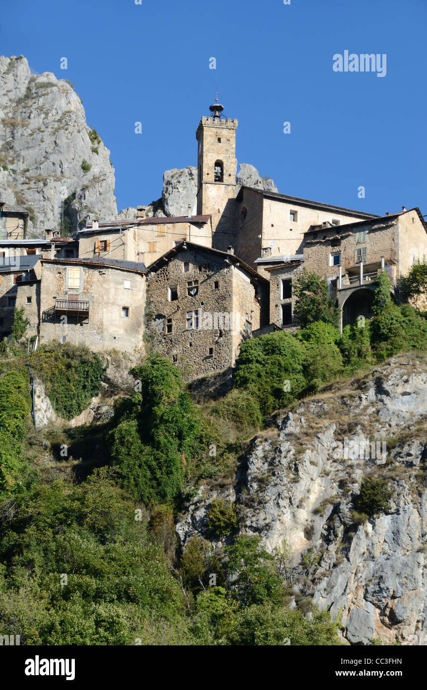 Das Alpine Village von Roubion auf einem Felsenvorsprung, Mercantour Nationalpark, Alpes-Maritimes Frankreich Stockfoto