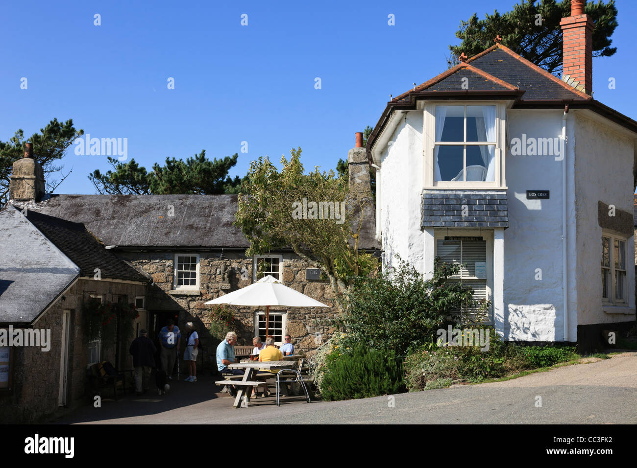 Village Pub Tinners Arme mit den Menschen draußen in der Sonne. Zennor Cornwall England Großbritannien Großbritannien. Stockfoto