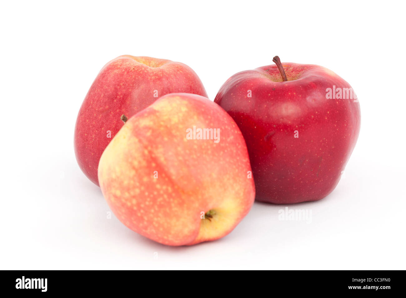 drei rote Apfel auf weißem Hintergrund Stockfoto