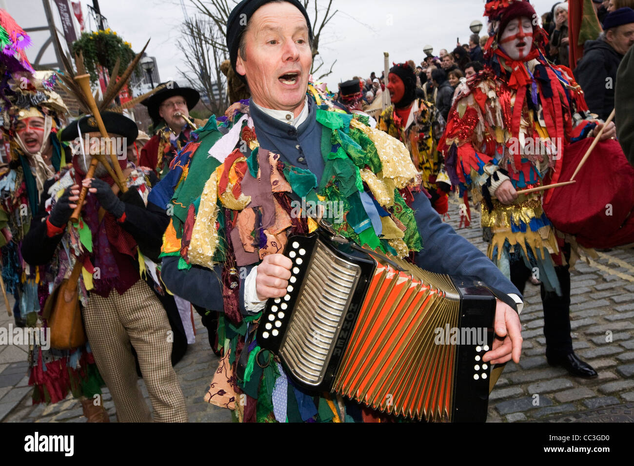 Künstler und Musiker begleiten eine jährliche traditionelle Folklore-Spiel feiert eine "Wassail" Herald ins neue Jahr Stockfoto