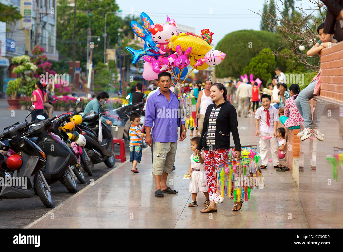 Vietnamesische Straßenhändler verkaufen Luftballons und Spielzeug in Can Tho, Vietnam Stockfoto