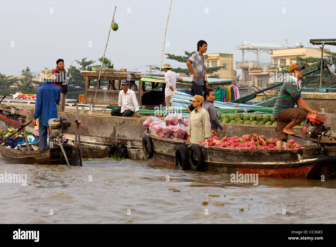 Nicht identifizierte Vietnamesen an den berühmten schwimmenden Markt in Can Tho, Vietnam Stockfoto