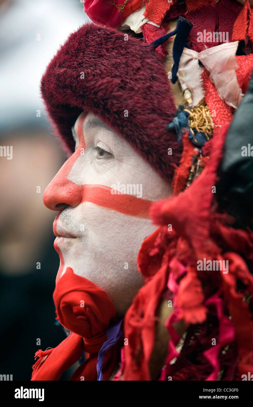 Ein Schauspieler verkleidet als St. George in einem traditionellen Folklore Theaterstück feiert eine "Wassail" um das neue Jahr einläuten. Stockfoto