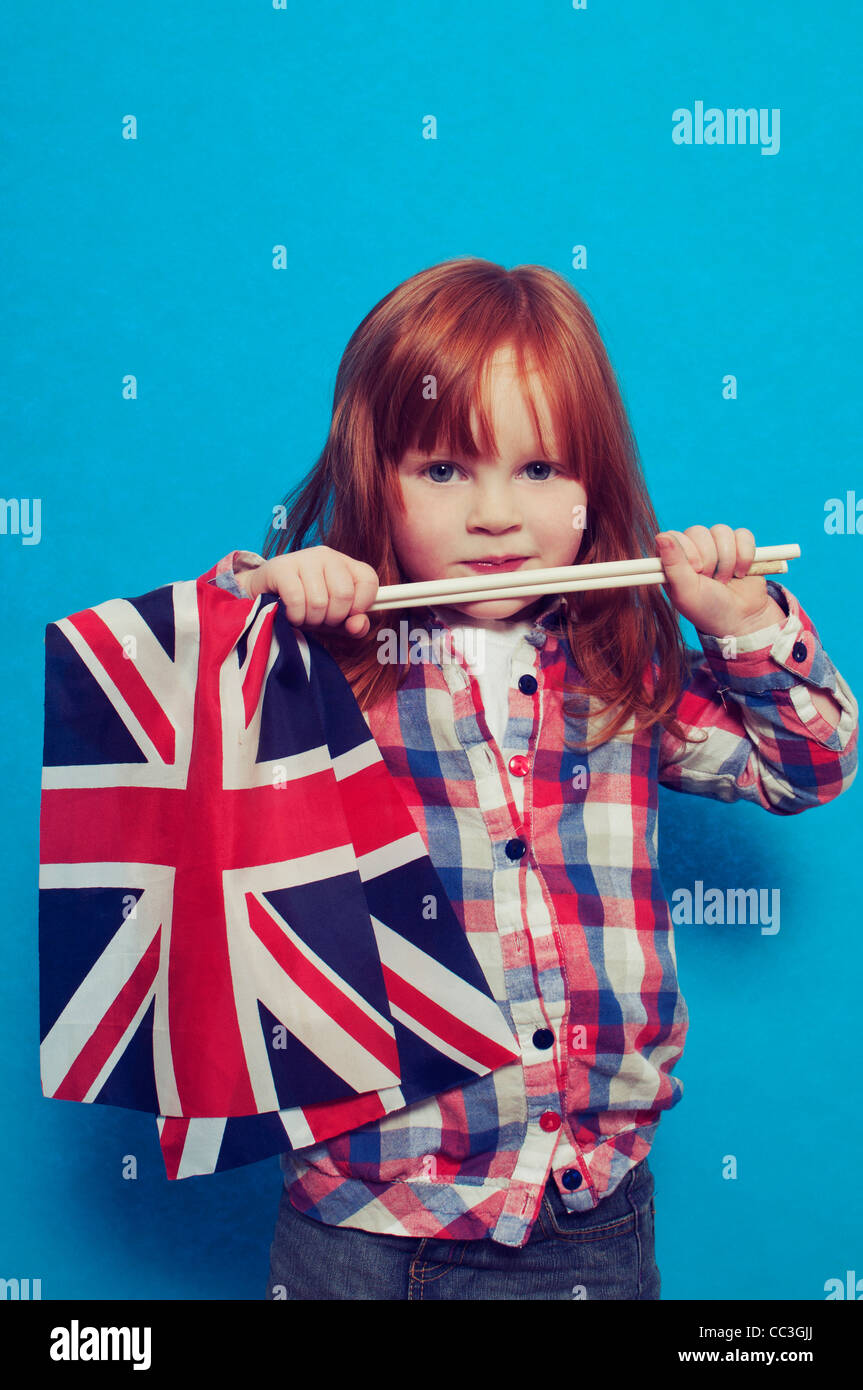 Ein junges Mädchen mit zwei britischen Flaggen Stockfoto