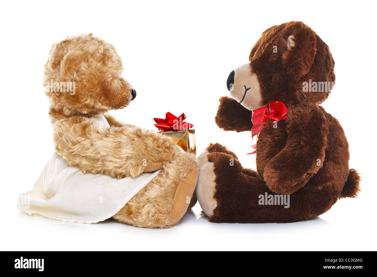 Foto eines jungen Teddybären schenken einem Mädchen Teddy, isoliert auf einem weißen Hintergrund. Stockfoto