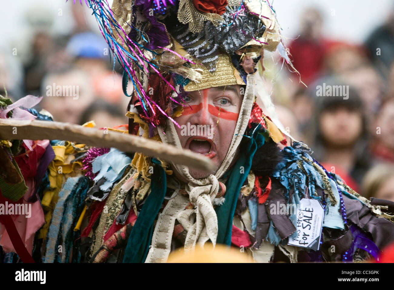 Ein Schauspieler verkleidet als St George in einem traditionellen Theaterstück feiert eine "Wassail kämpft" um das neue Jahr einläuten. Stockfoto