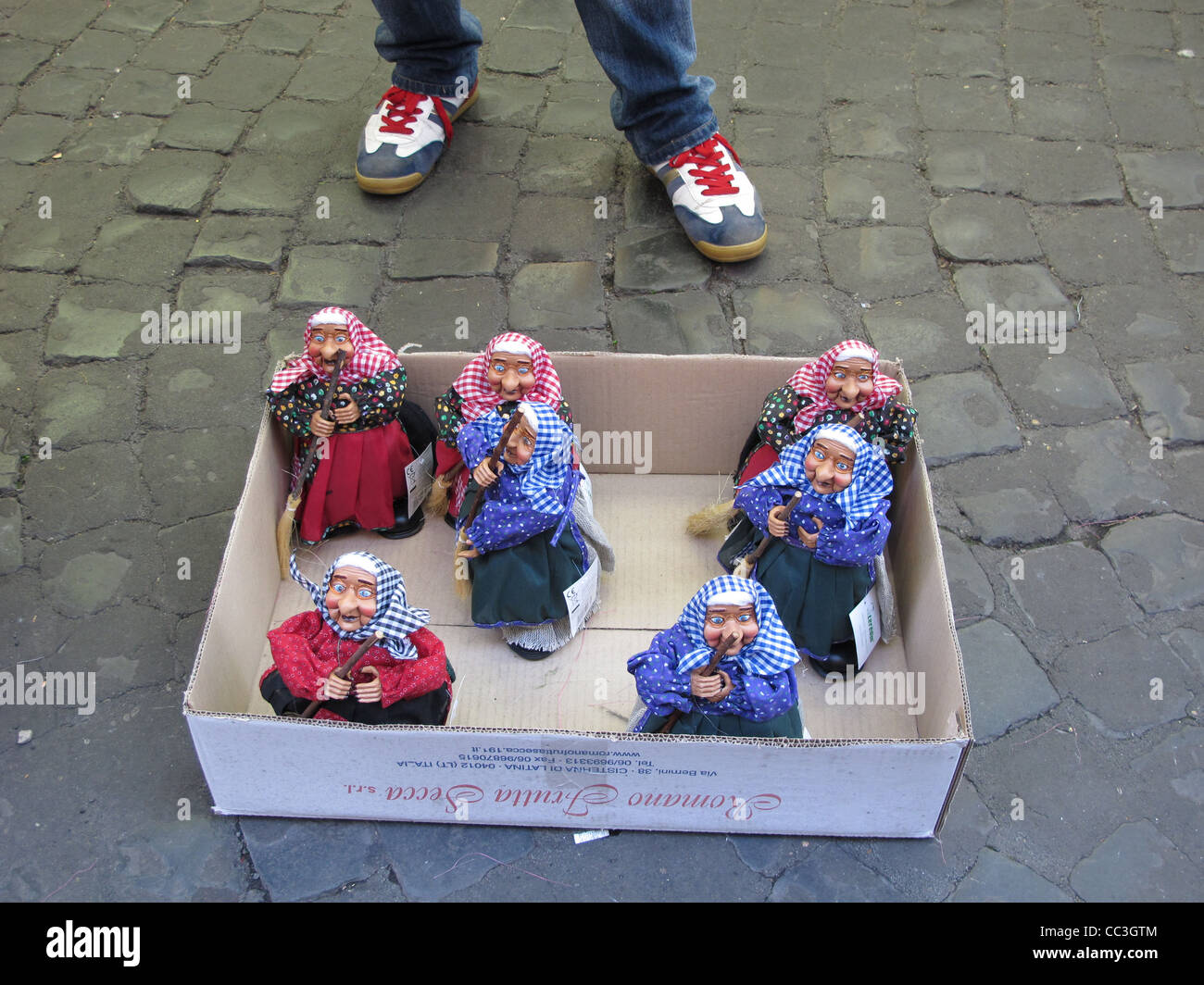 hässliche Hexe Puppe Lachen in Piazza Navona Quadrat Rom Italien Stockfoto