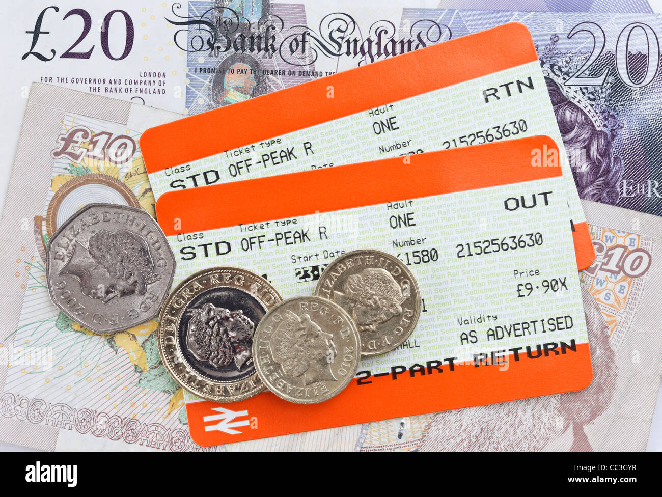 Zwei britische Bahn Tickets für Standard off-peak Value Travel heraus und mit Sterling geld Banknoten und Münzen zurück. Großbritannien England Großbritannien Stockfoto