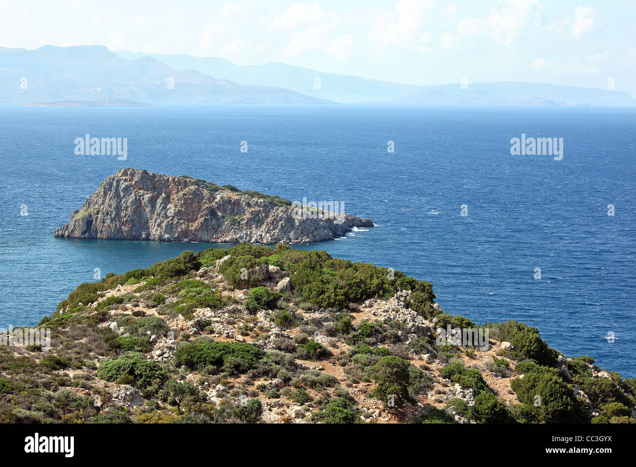 Sommer-kretische Landschaft in der Nähe von Agios Nikolaos Stadt. Provinz Lassithi, Griechenland. Stockfoto