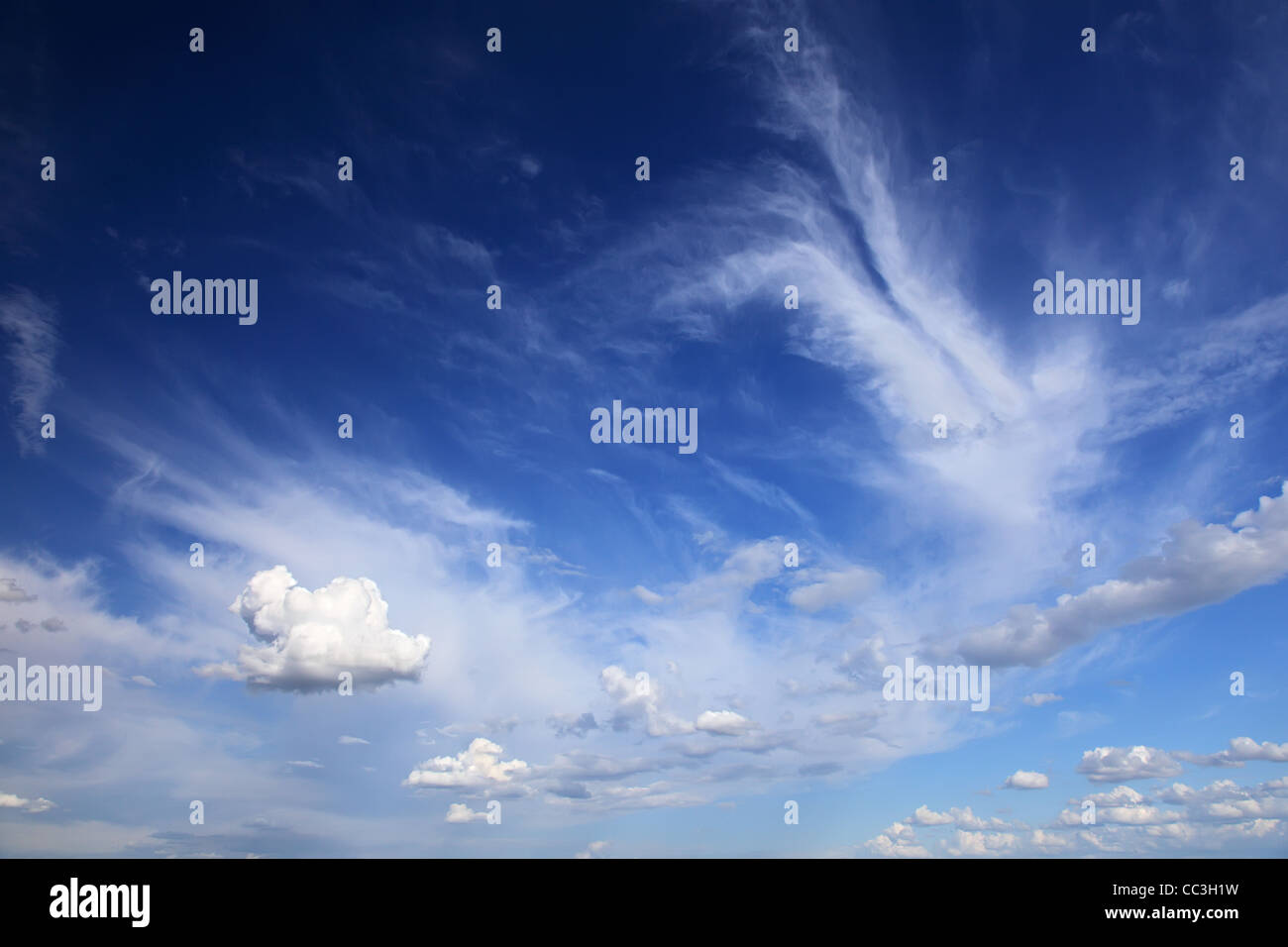 Tiefblauer Himmelshintergrund. Stockfoto