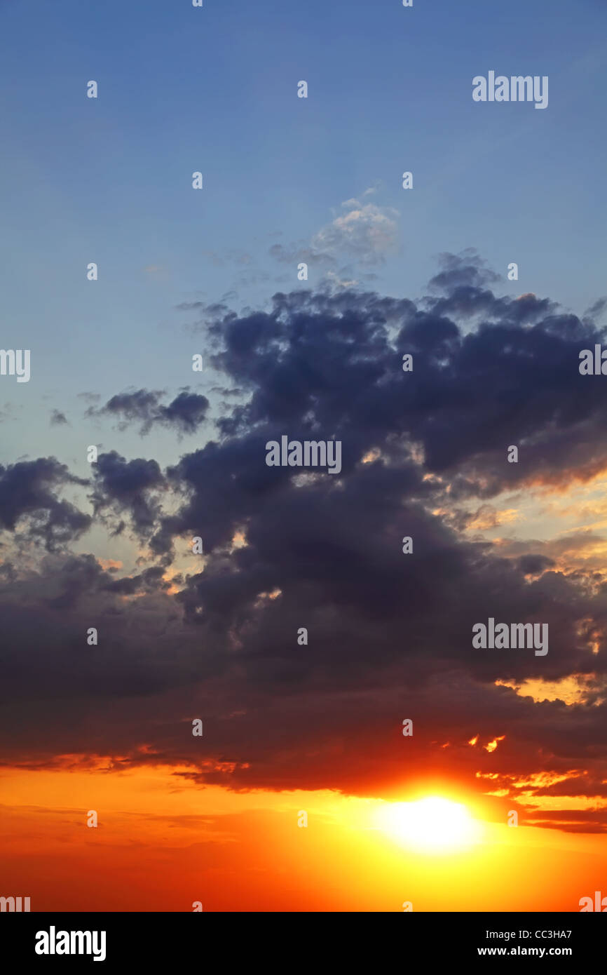 Himmel mit Wolken bei Sonnenuntergang. Vertikale Zusammensetzung. Stockfoto