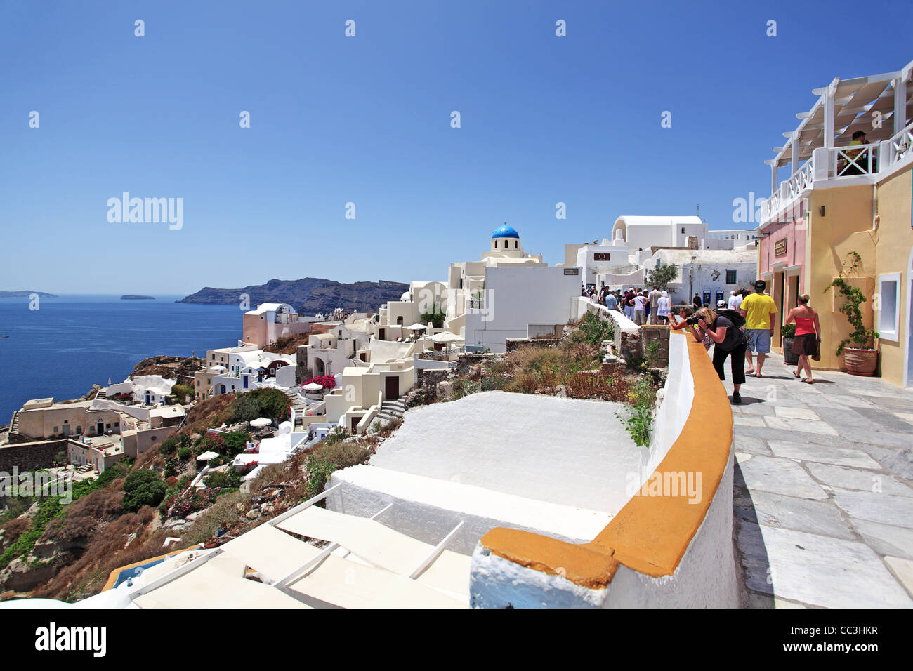 Menschen auf den Straßen von Oia, Santorin, Griechenland. Stockfoto