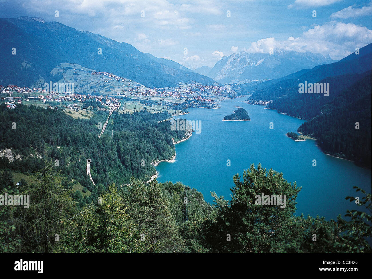 Luftaufnahme von einem See, Monte Tudaio, Pieve Di Cadore, Veneto Region, Italien Stockfoto