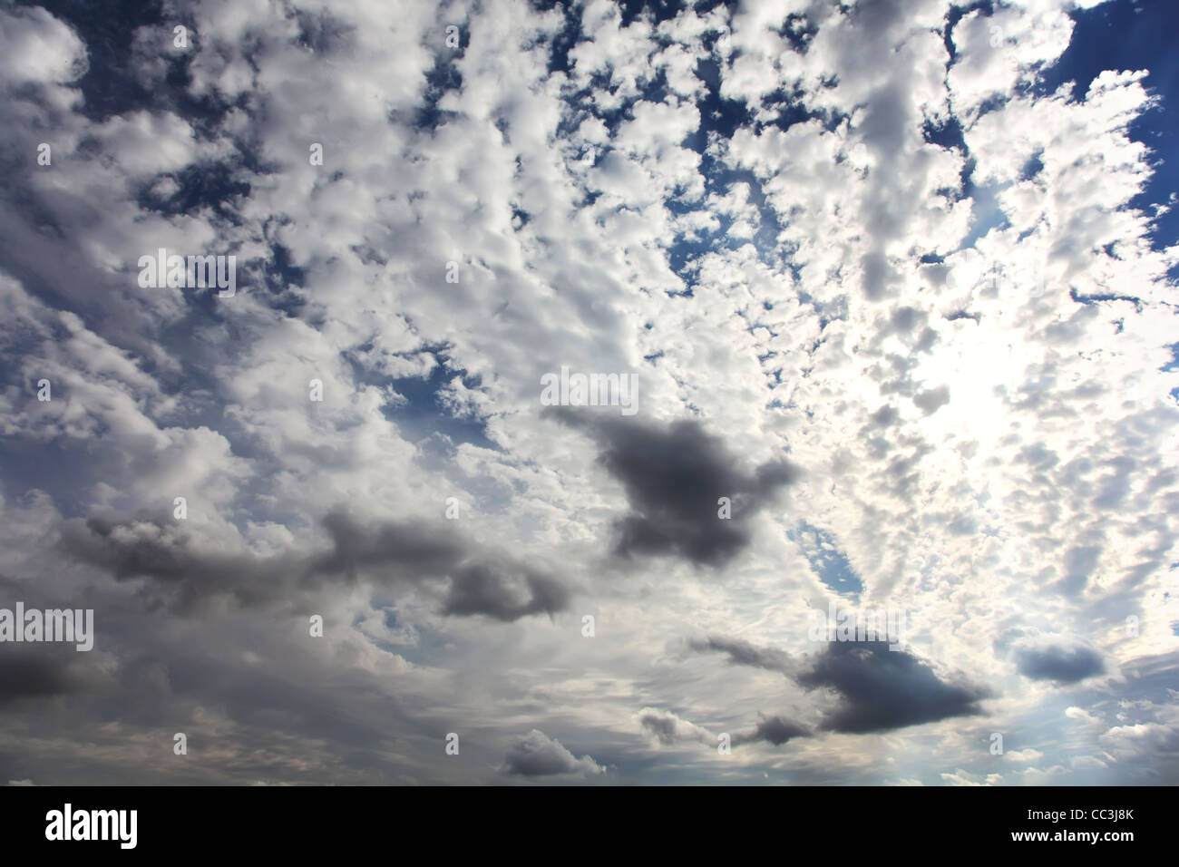 Dramatischer Himmelshintergrund. Wolken vor der Sonne. Stockfoto