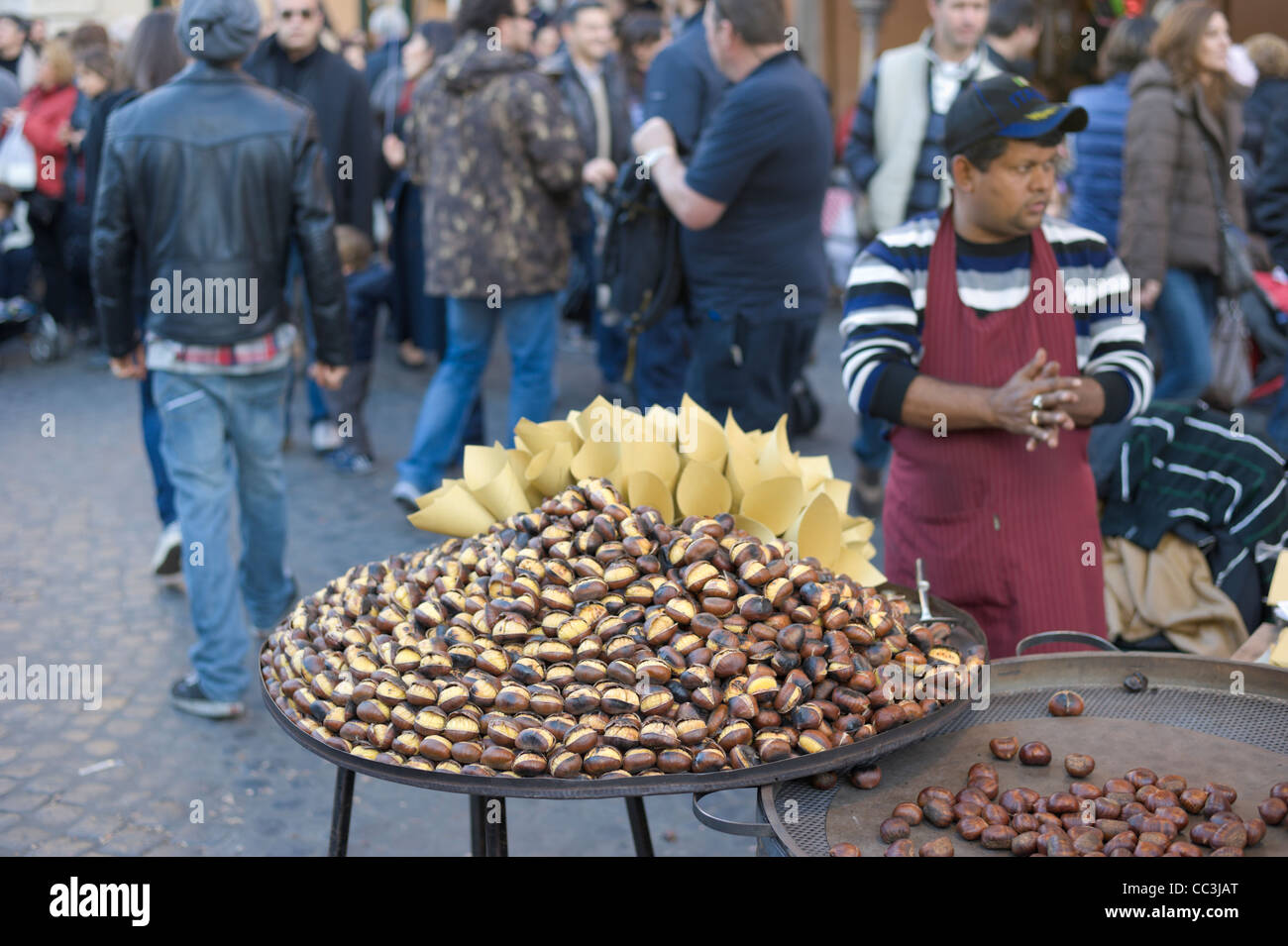 Gebratene Kastanien Stall, Piazza Navona Weihnachtsmarkt, Rom, Italien