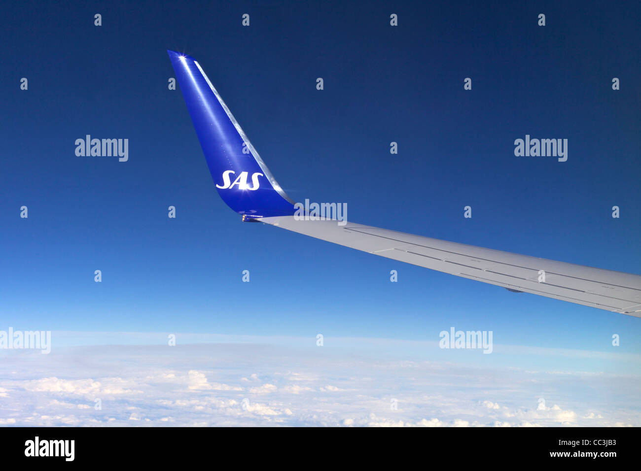 Scandinavian Air Services SAS Flügel von Jet Beifahrerfenster polarisierte blauen Himmel Stockfoto