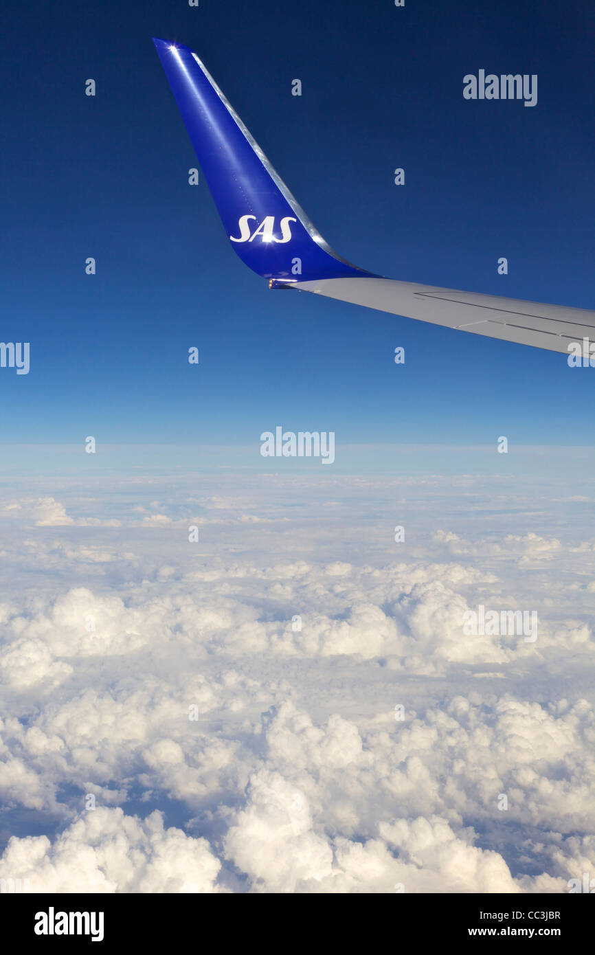 Scandinavian Air Services SAS Flügel von Jet Beifahrerfenster polarisierte blauen Himmel Stockfoto