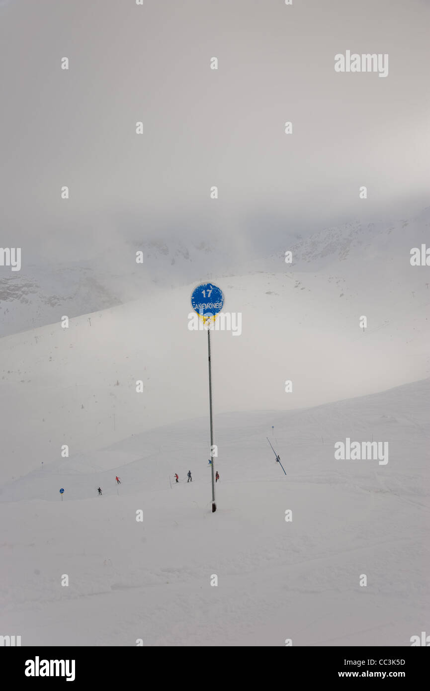 Méribel und Courchevel in den Trois Vallées (3-Täler) Skigebieten in der Tarentaise-Tal in den französischen Alpen. Dezember 2011 Stockfoto