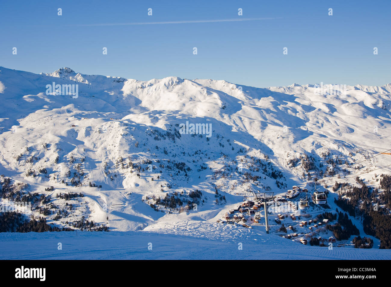Méribel und Courchevel in den Trois Vallées (3-Täler) Skigebieten in der Tarentaise-Tal in den französischen Alpen. Dezember 2011 Stockfoto