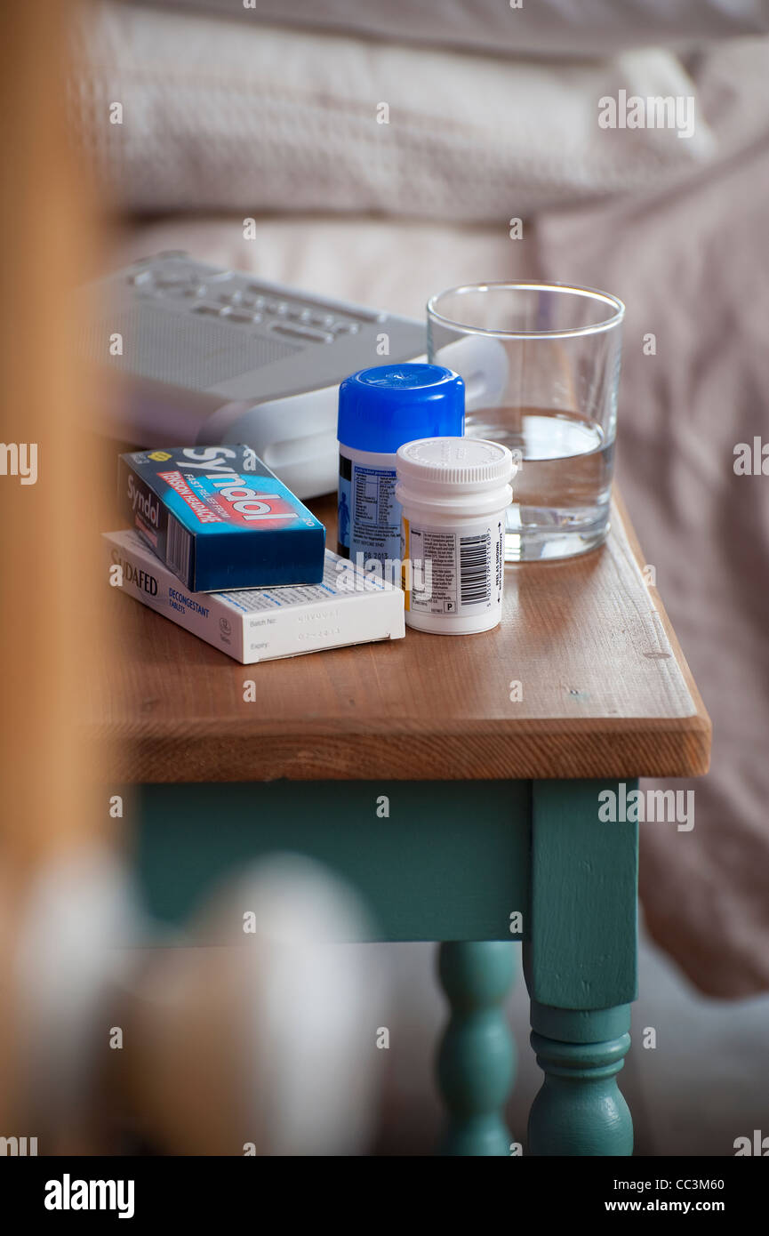 Drogen auf dem Nachttisch im Schlafzimmer Stockfoto