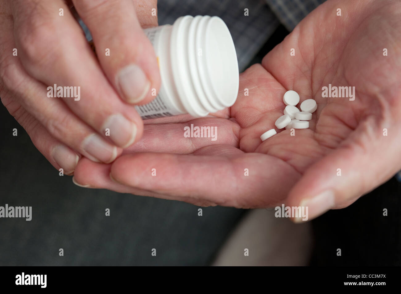 Senioren männlich, die Einnahme von Aspirin-Tabletten Stockfoto