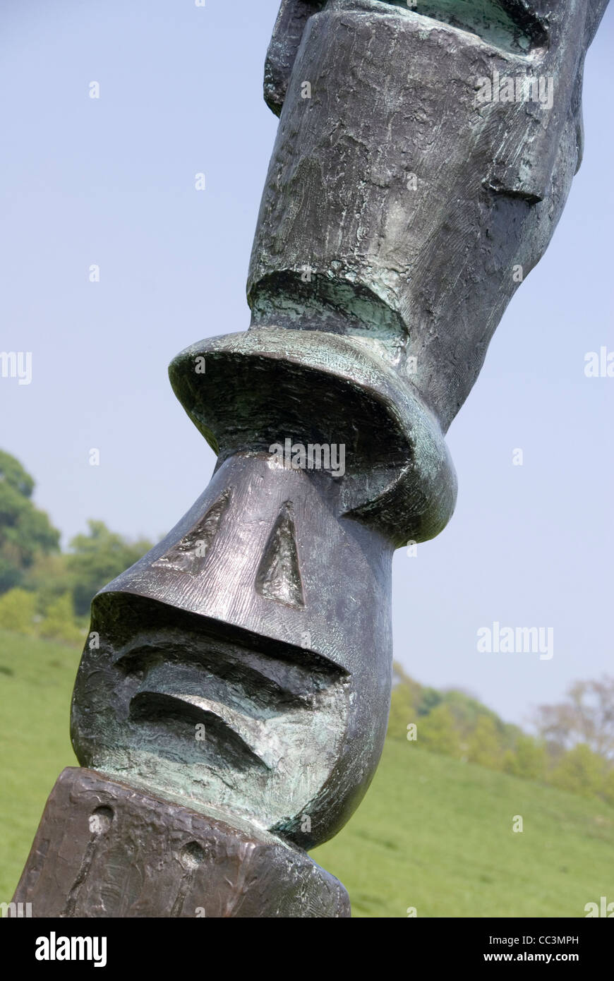 Henry Moore, aufrechte Motiv?, Bronzeskulptur, Yorkshire Sculpture Park Stockfoto
