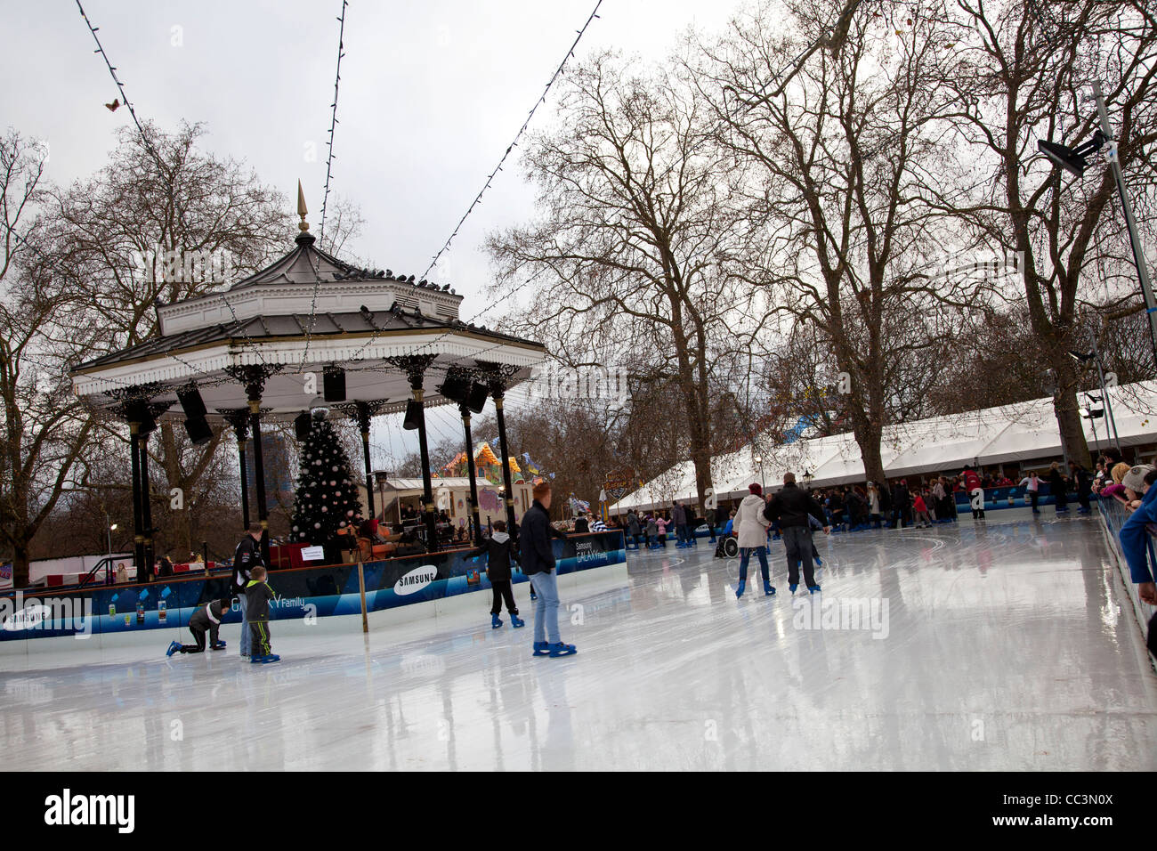 Eislaufen im Winter-Wunderland im Londoner Hyde Park Stockfoto