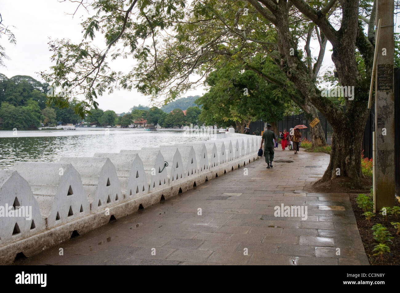 Strandpromenade, der Zahn Relikt Tempel von Kandy (Maha Nuvara) Mitte entlang des Sees. Stockfoto