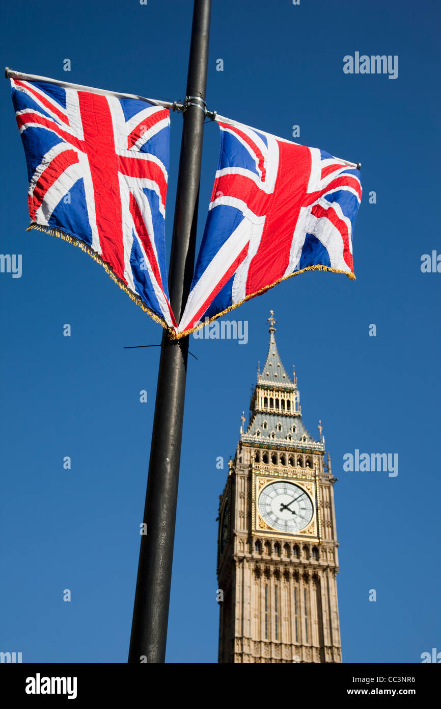 Union Jacks fliegen vor Big Ben, London, England, UK Stockfoto