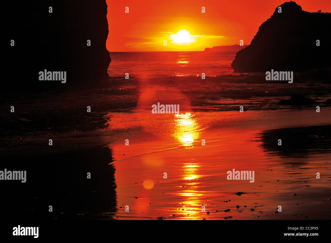 Portugal, Algarve: Sonnenuntergang am Strand Praia Dos Tres Irmãos in Alvor Stockfoto