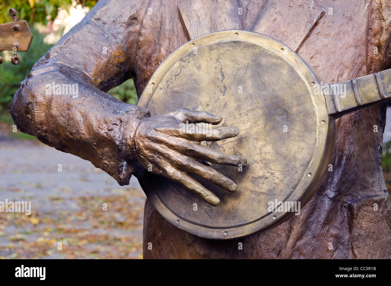Skulptur spielt Gitarre und Balalaika-Fragment. In Gedenken an den berühmten Musiker. Stockfoto