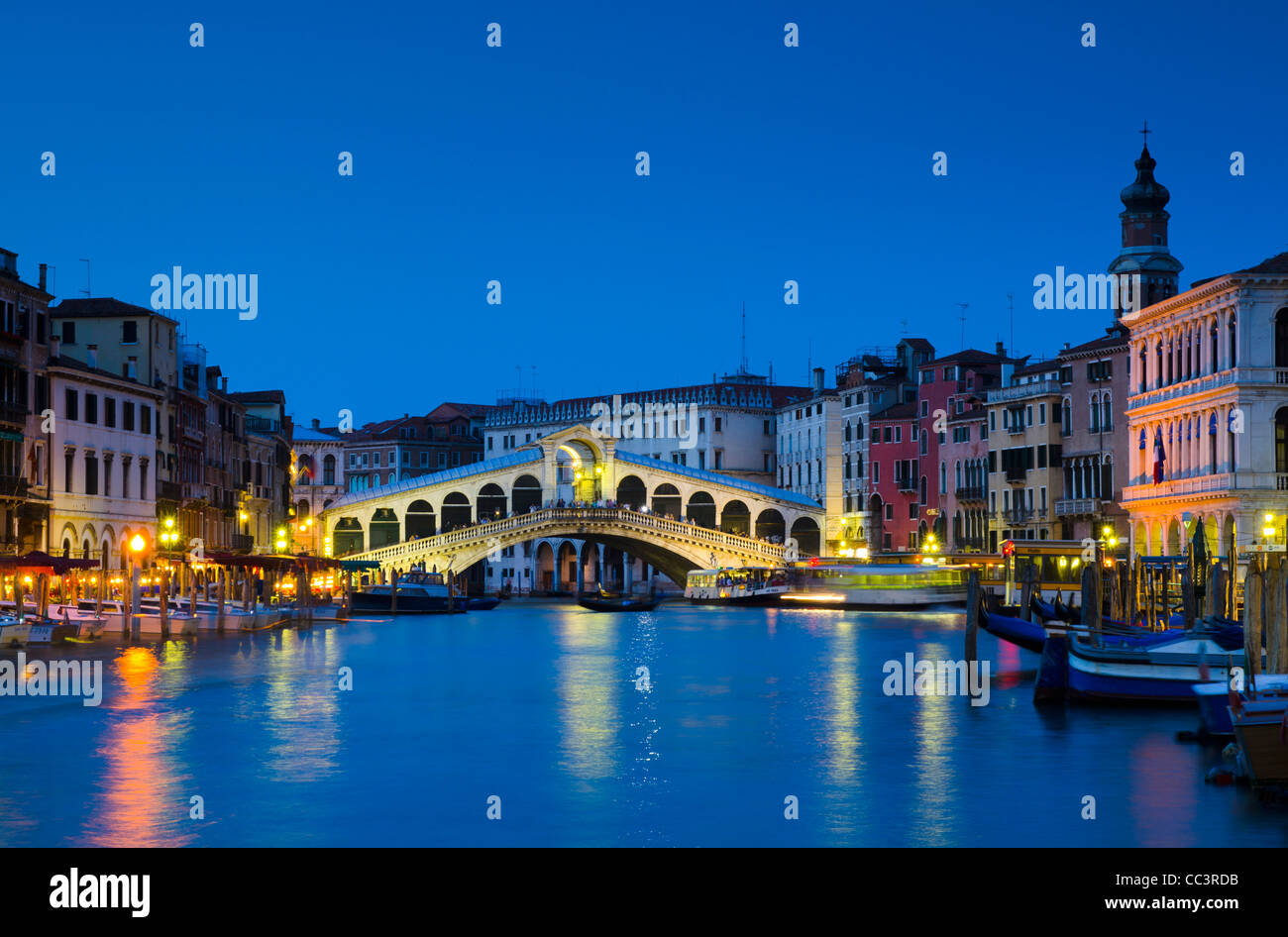 Italien, Veneto, Venedig, Rialtobrücke über den Canal Grande Stockfoto