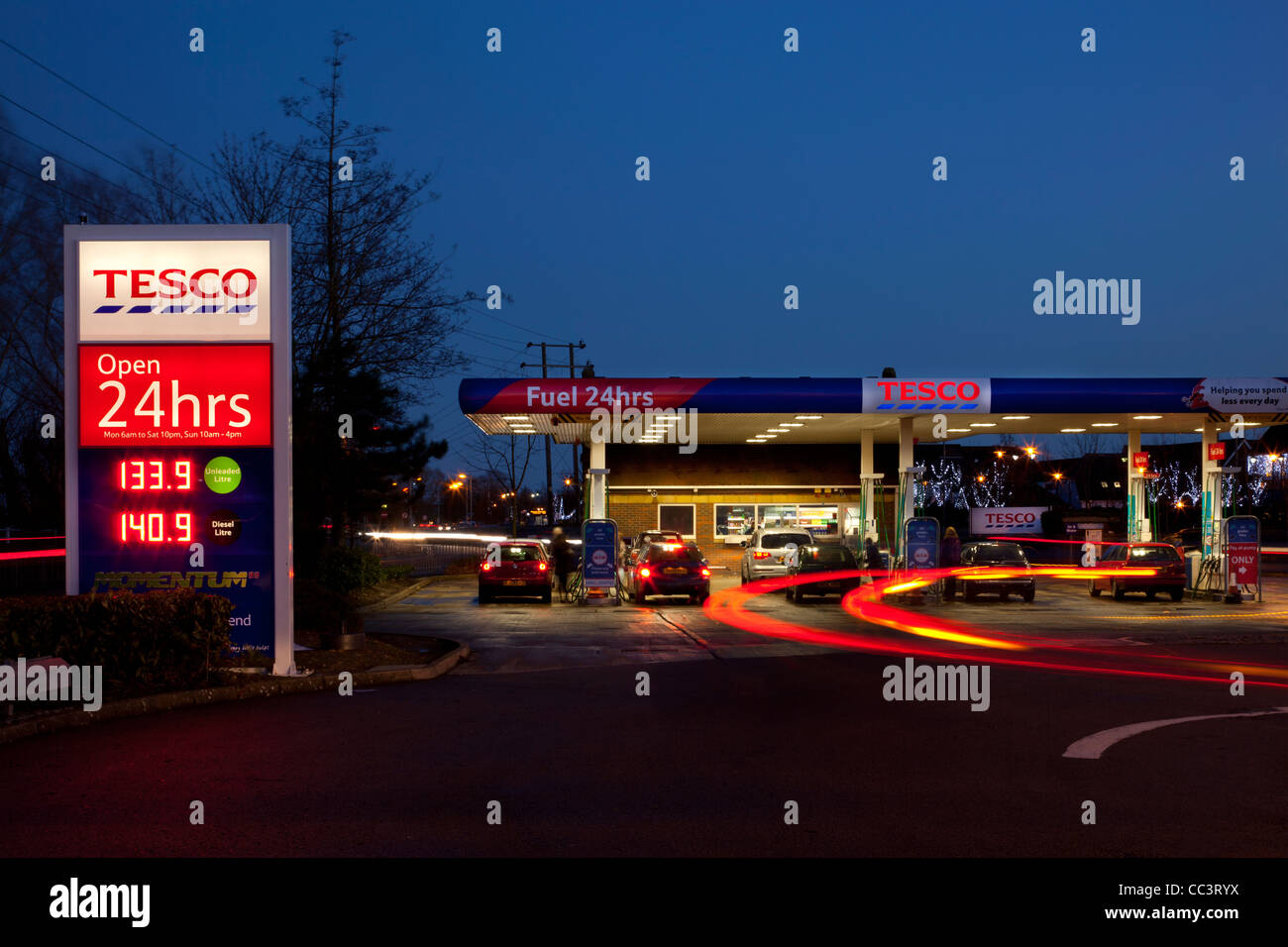 Tesco Treibstoff Garage Tankstelle bei Nacht Stockfoto